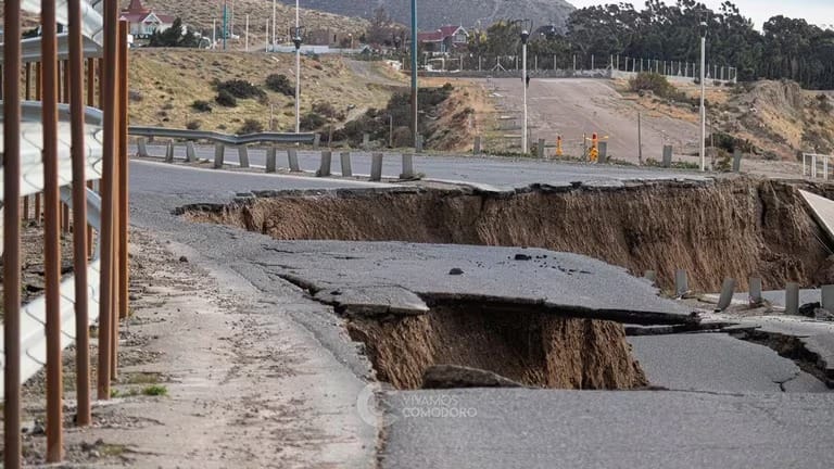 Cerro Chenque colapsa ruta 3