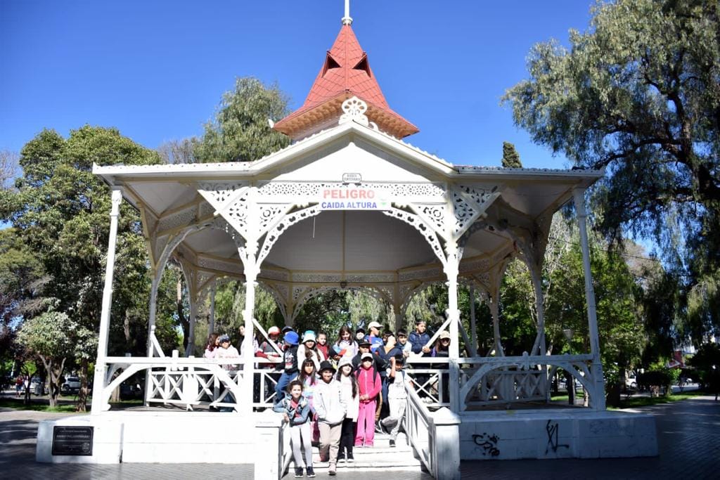 escuela 81 kiosko plaza trelew