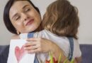 Estudiantes ofrecen delicioso desayuno para el Día de la Madre
